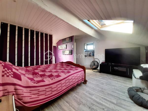 Sur la commune de Saint Martin de Jussac 87200, à 7 minutes de Saint Junien.
Maison en pierre rénovée de 70 m² sur 2 niveaux construite vers 1927 sur un terrain attenant de 445 m².
La maison comprend à l'étage, un salon/salle à manger de 24 m², une cuisine aménagée, équipée, un bureau, une salle d'eau avec toilettes séparés de 10 m².
Au deuxième étage, une chambre mansardée.
Au sous-sol, une cave semi-enterrée.
Au RDC, la buanderie et une terrasse devant la maison.
Un terrain attenant, clos, plat et arboré de 445 m².
Côté technique, Assainissement individuel aux normes par une micro station installée en 2023, huisseries double vitrage PVC, poêle à bois récent dans le salon, radiateurs électriques récents, sèche serviette dans la salle d'eau et présence d'un ancien four à pain.