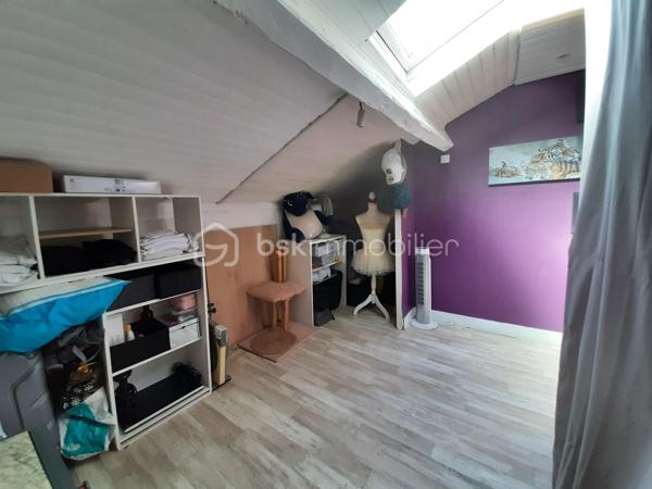 Sur la commune de Saint Martin de Jussac 87200, à 7 minutes de Saint Junien.
Maison en pierre rénovée de 70 m² sur 2 niveaux construite vers 1927 sur un terrain attenant de 445 m².
La maison comprend à l'étage, un salon/salle à manger de 24 m², une cuisine aménagée, équipée, un bureau, une salle d'eau avec toilettes séparés de 10 m².
Au deuxième étage, une chambre mansardée.
Au sous-sol, une cave semi-enterrée.
Au RDC, la buanderie et une terrasse devant la maison.
Un terrain attenant, clos, plat et arboré de 445 m².
Côté technique, Assainissement individuel aux normes par une micro station installée en 2023, huisseries double vitrage PVC, poêle à bois récent dans le salon, radiateurs électriques récents, sèche serviette dans la salle d'eau et présence d'un ancien four à pain.