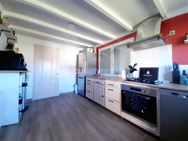 Sur la commune de Saint Martin de Jussac 87200, à 7 minutes de Saint Junien.
Maison en pierre rénovée de 70 m² sur 2 niveaux construite vers 1927 sur un terrain attenant de 445 m².
La maison comprend à l'étage, un salon/salle à manger de 24 m², une cuisine aménagée, équipée, un bureau, une salle d'eau avec toilettes séparés de 10 m².
Au deuxième étage, une chambre mansardée.
Au sous-sol, une cave semi-enterrée.
Au RDC, la buanderie et une terrasse devant la maison.
Un terrain attenant, clos, plat et arboré de 445 m².
Côté technique, Assainissement individuel aux normes par une micro station installée en 2023, huisseries double vitrage PVC, poêle à bois récent dans le salon, radiateurs électriques récents, sèche serviette dans la salle d'eau et présence d'un ancien four à pain.