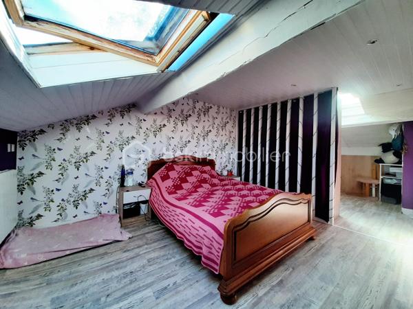 Sur la commune de Saint Martin de Jussac 87200, à 7 minutes de Saint Junien.
Maison en pierre rénovée de 70 m² sur 2 niveaux construite vers 1927 sur un terrain attenant de 445 m².
La maison comprend à l'étage, un salon/salle à manger de 24 m², une cuisine aménagée, équipée, un bureau, une salle d'eau avec toilettes séparés de 10 m².
Au deuxième étage, une chambre mansardée.
Au sous-sol, une cave semi-enterrée.
Au RDC, la buanderie et une terrasse devant la maison.
Un terrain attenant, clos, plat et arboré de 445 m².
Côté technique, Assainissement individuel aux normes par une micro station installée en 2023, huisseries double vitrage PVC, poêle à bois récent dans le salon, radiateurs électriques récents, sèche serviette dans la salle d'eau et présence d'un ancien four à pain.