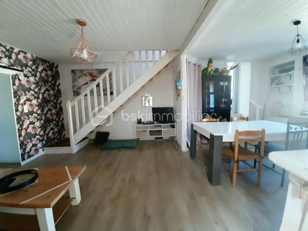 Sur la commune de Saint Martin de Jussac 87200, à 7 minutes de Saint Junien.
Maison en pierre rénovée de 70 m² sur 2 niveaux construite vers 1927 sur un terrain attenant de 445 m².
La maison comprend à l'étage, un salon/salle à manger de 24 m², une cuisine aménagée, équipée, un bureau, une salle d'eau avec toilettes séparés de 10 m².
Au deuxième étage, une chambre mansardée.
Au sous-sol, une cave semi-enterrée.
Au RDC, la buanderie et une terrasse devant la maison.
Un terrain attenant, clos, plat et arboré de 445 m².
Côté technique, Assainissement individuel aux normes par une micro station installée en 2023, huisseries double vitrage PVC, poêle à bois récent dans le salon, radiateurs électriques récents, sèche serviette dans la salle d'eau et présence d'un ancien four à pain.