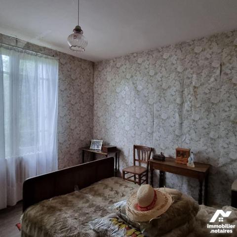 A St Loup du Gast, nous proposons à la vente, une maison d'une surface de 105m², à rénover, com...