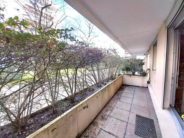 Studio en RDJ avec balcon