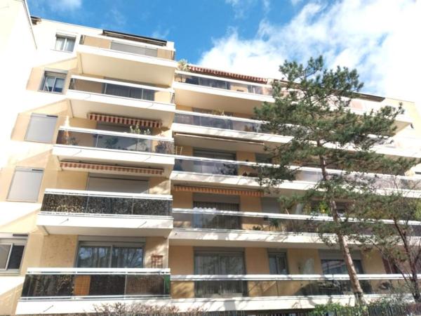 Studio en RDJ avec balcon