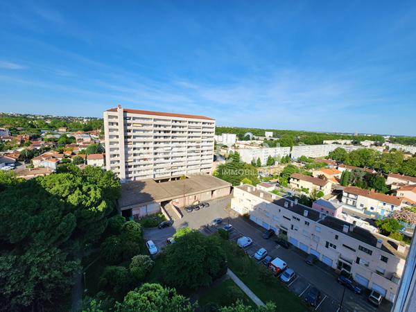 TOULOUSE SAOUZELONG Appartement à vendre en dernier étage avec vue dégagée sur Toulouse - cave - parking extérieur