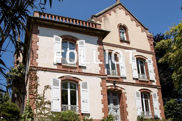 A VENDRE Maison de prestige à vendre à Coutances - 15 pièces, 357 m² sur terrain de 2945 m²