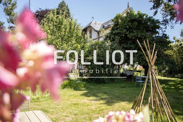 A VENDRE Maison de prestige à vendre à Coutances - 15 pièces, 357 m² sur terrain de 2945 m²