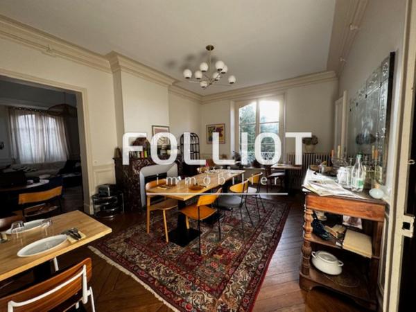 A VENDRE Maison de prestige à vendre à Coutances - 15 pièces, 357 m² sur terrain de 2945 m²