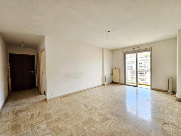 APPARTEMENT 3 PIECES A RENOVER AVEC GARAGE