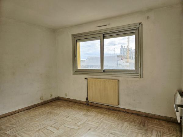 APPARTEMENT 3 PIECES A RENOVER AVEC GARAGE