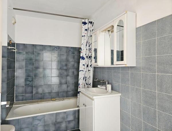 APPARTEMENT 3 PIECES A RENOVER AVEC GARAGE