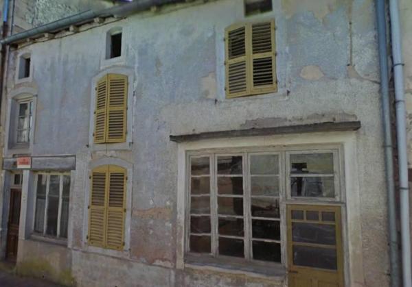 Une maison à rénover entièrement comprenant :
