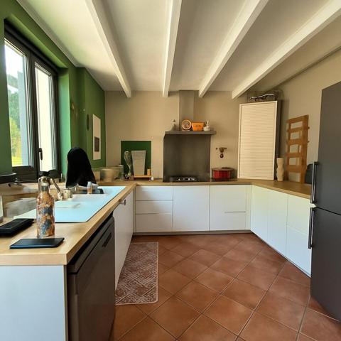 Maison rénovée  4 chambres avec piscine et le plus un T2 indépendant.