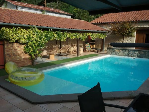 Maison rénovée  4 chambres avec piscine et le plus un T2 indépendant.