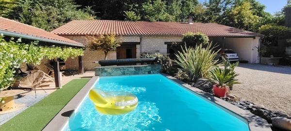 Maison rénovée  4 chambres avec piscine et le plus un T2 indépendant.