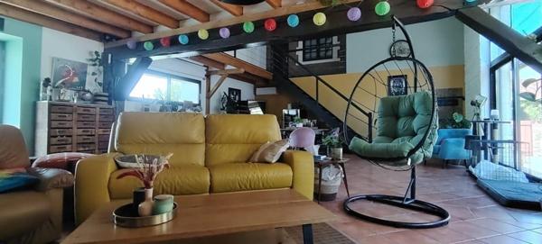 Maison rénovée  4 chambres avec piscine et le plus un T2 indépendant.