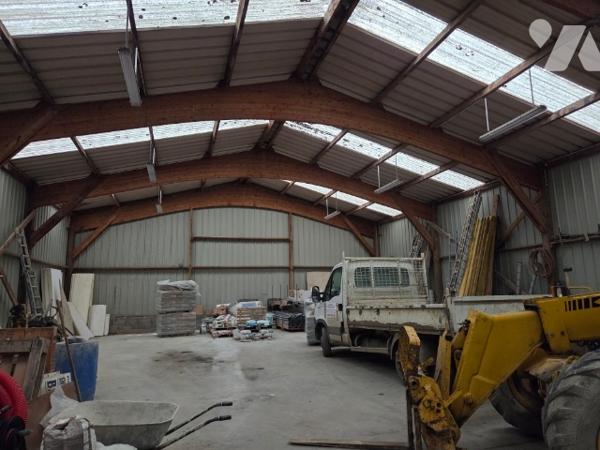 Un atelier avec vestiaire, cuisine, bureau et salle d'eau de 420 m² sur 3673 m² de terrain