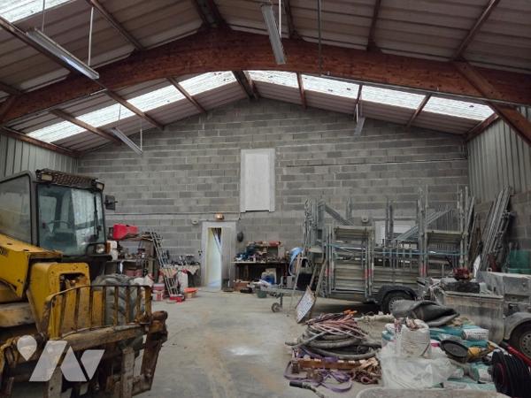 Un atelier avec vestiaire, cuisine, bureau et salle d'eau de 420 m² sur 3673 m² de terrain