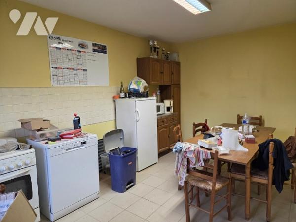 Un atelier avec vestiaire, cuisine, bureau et salle d'eau de 420 m² sur 3673 m² de terrain