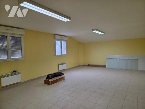 Un atelier avec vestiaire, cuisine, bureau et salle d'eau de 420 m² sur 3673 m² de terrain