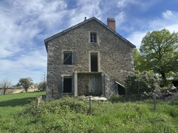 Ancien corps de ferme à rénover avec 4,28 hectares près de Rieupeyroux