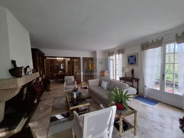 Vente                                                      Maison
                        
                     8 pièces                      188 m2                     à Serris