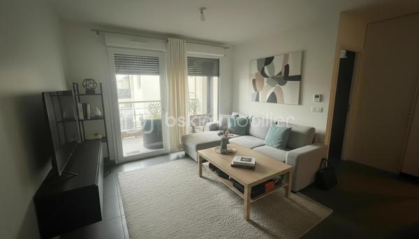 Superbe appartement 2 pièces – Résidence de standing de 2019 – Noisy-le-Grand

Découvrez ce magnifique appartement 2 pièces situé au sein d'une résidence moderne, sécurisée et parfaitement entretenue, construite en 2019, sur la commune recherchée de Noisy-le-Grand.

Dès l'entrée, vous serez séduit par un espace de vie lumineux et fonctionnel offrant un confort de vie optimal. L'appartement bénéficie de prestations récentes, d'une excellente isolation et d'un agencement idéal, parfait pour une résidence principale comme pour un investissement locatif.

Les atouts du bien :
Résidence récente (2019), sécurisée et aux normes actuelles
Agencement optimisé sans perte d'espace
Faibles consommations énergétiques
Idéal premier achat ou investissement
Un emplacement privilégié

Situé à proximité de toutes les commodités :

Commerces et supermarchés
Écoles et établissements scolaires
15 min à pied Centre-ville de Noisy-le-Grand
20 min à pied (Gare RER A Mont d'Est ou Noisy Champs) permettant de rejoindre rapidement Paris et les principaux pôles d'activité
20 min à pied des Bords de Marne
Bus, espaces verts et services accessibles à pied

Vous profiterez d'un cadre de vie agréable, alliant calme, modernité et praticité au quotidien.

Une belle opportunité à ne pas manquer !

Pour plus d'informations ou organiser une visite, n'hésitez pas à me contacter.