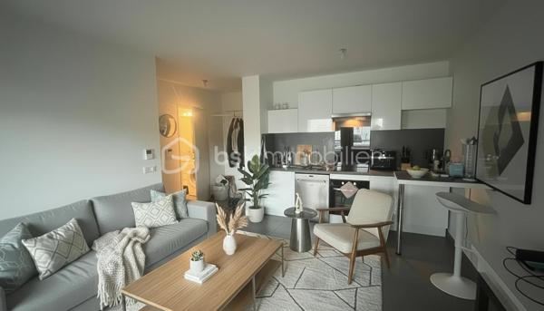 Superbe appartement 2 pièces – Résidence de standing de 2019 – Noisy-le-Grand

Découvrez ce magnifique appartement 2 pièces situé au sein d'une résidence moderne, sécurisée et parfaitement entretenue, construite en 2019, sur la commune recherchée de Noisy-le-Grand.

Dès l'entrée, vous serez séduit par un espace de vie lumineux et fonctionnel offrant un confort de vie optimal. L'appartement bénéficie de prestations récentes, d'une excellente isolation et d'un agencement idéal, parfait pour une résidence principale comme pour un investissement locatif.

Les atouts du bien :
Résidence récente (2019), sécurisée et aux normes actuelles
Agencement optimisé sans perte d'espace
Faibles consommations énergétiques
Idéal premier achat ou investissement
Un emplacement privilégié

Situé à proximité de toutes les commodités :

Commerces et supermarchés
Écoles et établissements scolaires
15 min à pied Centre-ville de Noisy-le-Grand
20 min à pied (Gare RER A Mont d'Est ou Noisy Champs) permettant de rejoindre rapidement Paris et les principaux pôles d'activité
20 min à pied des Bords de Marne
Bus, espaces verts et services accessibles à pied

Vous profiterez d'un cadre de vie agréable, alliant calme, modernité et praticité au quotidien.

Une belle opportunité à ne pas manquer !

Pour plus d'informations ou organiser une visite, n'hésitez pas à me contacter.
