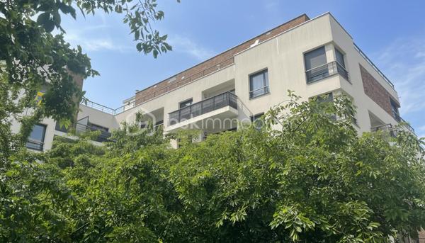 Superbe appartement 2 pièces – Résidence de standing de 2019 – Noisy-le-Grand

Découvrez ce magnifique appartement 2 pièces situé au sein d'une résidence moderne, sécurisée et parfaitement entretenue, construite en 2019, sur la commune recherchée de Noisy-le-Grand.

Dès l'entrée, vous serez séduit par un espace de vie lumineux et fonctionnel offrant un confort de vie optimal. L'appartement bénéficie de prestations récentes, d'une excellente isolation et d'un agencement idéal, parfait pour une résidence principale comme pour un investissement locatif.

Les atouts du bien :
Résidence récente (2019), sécurisée et aux normes actuelles
Agencement optimisé sans perte d'espace
Faibles consommations énergétiques
Idéal premier achat ou investissement
Un emplacement privilégié

Situé à proximité de toutes les commodités :

Commerces et supermarchés
Écoles et établissements scolaires
15 min à pied Centre-ville de Noisy-le-Grand
20 min à pied (Gare RER A Mont d'Est ou Noisy Champs) permettant de rejoindre rapidement Paris et les principaux pôles d'activité
20 min à pied des Bords de Marne
Bus, espaces verts et services accessibles à pied

Vous profiterez d'un cadre de vie agréable, alliant calme, modernité et praticité au quotidien.

Une belle opportunité à ne pas manquer !

Pour plus d'informations ou organiser une visite, n'hésitez pas à me contacter.