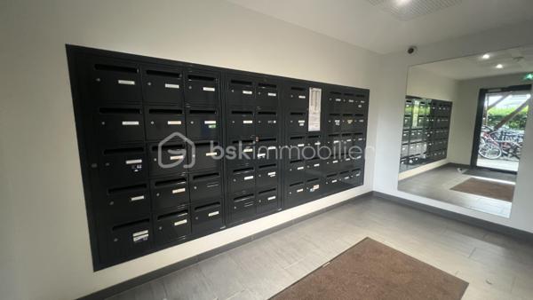 Superbe appartement 2 pièces – Résidence de standing de 2019 – Noisy-le-Grand

Découvrez ce magnifique appartement 2 pièces situé au sein d'une résidence moderne, sécurisée et parfaitement entretenue, construite en 2019, sur la commune recherchée de Noisy-le-Grand.

Dès l'entrée, vous serez séduit par un espace de vie lumineux et fonctionnel offrant un confort de vie optimal. L'appartement bénéficie de prestations récentes, d'une excellente isolation et d'un agencement idéal, parfait pour une résidence principale comme pour un investissement locatif.

Les atouts du bien :
Résidence récente (2019), sécurisée et aux normes actuelles
Agencement optimisé sans perte d'espace
Faibles consommations énergétiques
Idéal premier achat ou investissement
Un emplacement privilégié

Situé à proximité de toutes les commodités :

Commerces et supermarchés
Écoles et établissements scolaires
15 min à pied Centre-ville de Noisy-le-Grand
20 min à pied (Gare RER A Mont d'Est ou Noisy Champs) permettant de rejoindre rapidement Paris et les principaux pôles d'activité
20 min à pied des Bords de Marne
Bus, espaces verts et services accessibles à pied

Vous profiterez d'un cadre de vie agréable, alliant calme, modernité et praticité au quotidien.

Une belle opportunité à ne pas manquer !

Pour plus d'informations ou organiser une visite, n'hésitez pas à me contacter.