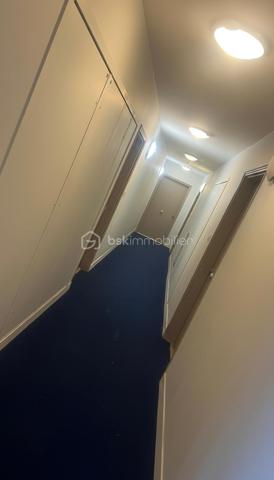 Superbe appartement 2 pièces – Résidence de standing de 2019 – Noisy-le-Grand

Découvrez ce magnifique appartement 2 pièces situé au sein d'une résidence moderne, sécurisée et parfaitement entretenue, construite en 2019, sur la commune recherchée de Noisy-le-Grand.

Dès l'entrée, vous serez séduit par un espace de vie lumineux et fonctionnel offrant un confort de vie optimal. L'appartement bénéficie de prestations récentes, d'une excellente isolation et d'un agencement idéal, parfait pour une résidence principale comme pour un investissement locatif.

Les atouts du bien :
Résidence récente (2019), sécurisée et aux normes actuelles
Agencement optimisé sans perte d'espace
Faibles consommations énergétiques
Idéal premier achat ou investissement
Un emplacement privilégié

Situé à proximité de toutes les commodités :

Commerces et supermarchés
Écoles et établissements scolaires
15 min à pied Centre-ville de Noisy-le-Grand
20 min à pied (Gare RER A Mont d'Est ou Noisy Champs) permettant de rejoindre rapidement Paris et les principaux pôles d'activité
20 min à pied des Bords de Marne
Bus, espaces verts et services accessibles à pied

Vous profiterez d'un cadre de vie agréable, alliant calme, modernité et praticité au quotidien.

Une belle opportunité à ne pas manquer !

Pour plus d'informations ou organiser une visite, n'hésitez pas à me contacter.
