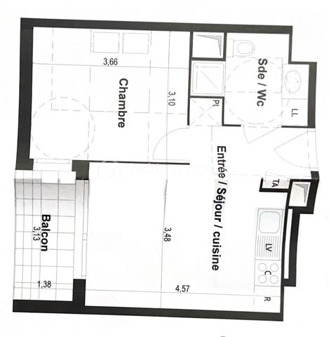 Appartement 2 pièces récent avec balcon et parking – Résidence de standing de 2019

Laissez-vous séduire par ce superbe 2 pièces situé au 4ᵉ étage d'une résidence récente (2019), sécurisée et parfaitement entretenue. Niché au cœur d'un quartier résidentiel calme et recherché, cet appartement offre un cadre de vie paisible, à l'abri des nuisances, tout en restant proche de toutes les commodités.

Dès l'entrée, vous découvrirez une agréable pièce de vie baignée de lumière de plus de 16 m², avec sa cuisine ouverte, aménagée et entièrement équipée. Cet espace convivial s'ouvre sur un balcon d'environ 4 m², idéal pour profiter de vos moments de détente.

La chambre spacieuse d'environ 11 m², avec un accès direct au balcon, vous offre un véritable cocon de confort. Une salle d'eau moderne avec WC complète ce bien, pensé pour allier fonctionnalité et qualité de vie.

Les atouts qui font la différence :
Résidence récente de 2019, sécurisée et parfaitement entretenue
Excellent DPE, garantissant une bonne performance énergétique
Chauffage collectif, eau chaude et eau froide inclus dans les charges
Double vitrage PVC et isolation performante
Volets roulants électriques et manuels
VMC
PMR
Place de parking privative en sous-sol

La proximité des transports en commun à seulement 300 mètres, vous trouverez les arrêts de bus Charles Pranard et La Haute Maison, desservis par les lignes 320 et 310
Bus 220, 320 et N34 à seulement 7 minutes à pied
20 minutes à pied de la gare de Noisy-le-Grand – Mont d'Est (RER A), permettant de rejoindre Paris en seulement 20 minutes ou bien de à 22 minutes à pied de la gare de Noisy-le-Grand Champs.
Commerces, supermarchés et établissements scolaires, crèche à proximité
Centre-ville de Noisy-le-Grand à 15 minutes à pied

Confort, modernité, performance énergétique et emplacement privilégié : cet appartement réunit tous les critères pour séduire les acquéreurs les plus exigeants.