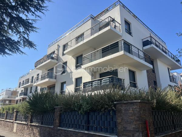 Appartement 2 pièces récent avec balcon et parking – Résidence de standing de 2019

Laissez-vous séduire par ce superbe 2 pièces situé au 4ᵉ étage d'une résidence récente (2019), sécurisée et parfaitement entretenue. Niché au cœur d'un quartier résidentiel calme et recherché, cet appartement offre un cadre de vie paisible, à l'abri des nuisances, tout en restant proche de toutes les commodités.

Dès l'entrée, vous découvrirez une agréable pièce de vie baignée de lumière de plus de 16 m², avec sa cuisine ouverte, aménagée et entièrement équipée. Cet espace convivial s'ouvre sur un balcon d'environ 4 m², idéal pour profiter de vos moments de détente.

La chambre spacieuse d'environ 11 m², avec un accès direct au balcon, vous offre un véritable cocon de confort. Une salle d'eau moderne avec WC complète ce bien, pensé pour allier fonctionnalité et qualité de vie.

Les atouts qui font la différence :
Résidence récente de 2019, sécurisée et parfaitement entretenue
Excellent DPE, garantissant une bonne performance énergétique
Chauffage collectif, eau chaude et eau froide inclus dans les charges
Double vitrage PVC et isolation performante
Volets roulants électriques et manuels
VMC
PMR
Place de parking privative en sous-sol

La proximité des transports en commun à seulement 300 mètres, vous trouverez les arrêts de bus Charles Pranard et La Haute Maison, desservis par les lignes 320 et 310
Bus 220, 320 et N34 à seulement 7 minutes à pied
20 minutes à pied de la gare de Noisy-le-Grand – Mont d'Est (RER A), permettant de rejoindre Paris en seulement 20 minutes ou bien de à 22 minutes à pied de la gare de Noisy-le-Grand Champs.
Commerces, supermarchés et établissements scolaires, crèche à proximité
Centre-ville de Noisy-le-Grand à 15 minutes à pied

Confort, modernité, performance énergétique et emplacement privilégié : cet appartement réunit tous les critères pour séduire les acquéreurs les plus exigeants.