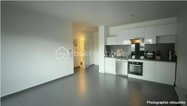 Superbe appartement 2 pièces – Résidence de standing de 2019 – Noisy-le-Grand

Découvrez ce magnifique appartement 2 pièces situé au sein d'une résidence moderne, sécurisée et parfaitement entretenue, construite en 2019, sur la commune recherchée de Noisy-le-Grand.

Dès l'entrée, vous serez séduit par un espace de vie lumineux et fonctionnel offrant un confort de vie optimal. L'appartement bénéficie de prestations récentes, d'une excellente isolation et d'un agencement idéal, parfait pour une résidence principale comme pour un investissement locatif.

Les atouts du bien :
Résidence récente (2019), sécurisée et aux normes actuelles
Agencement optimisé sans perte d'espace
Faibles consommations énergétiques
Idéal premier achat ou investissement
Un emplacement privilégié

Situé à proximité de toutes les commodités :

Commerces et supermarchés
Écoles et établissements scolaires
15 min à pied Centre-ville de Noisy-le-Grand
20 min à pied (Gare RER A Mont d'Est ou Noisy Champs) permettant de rejoindre rapidement Paris et les principaux pôles d'activité
20 min à pied des Bords de Marne
Bus, espaces verts et services accessibles à pied

Vous profiterez d'un cadre de vie agréable, alliant calme, modernité et praticité au quotidien.

Une belle opportunité à ne pas manquer !

Pour plus d'informations ou organiser une visite, n'hésitez pas à me contacter.