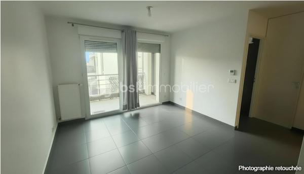 Superbe appartement 2 pièces – Résidence de standing de 2019 – Noisy-le-Grand

Découvrez ce magnifique appartement 2 pièces situé au sein d'une résidence moderne, sécurisée et parfaitement entretenue, construite en 2019, sur la commune recherchée de Noisy-le-Grand.

Dès l'entrée, vous serez séduit par un espace de vie lumineux et fonctionnel offrant un confort de vie optimal. L'appartement bénéficie de prestations récentes, d'une excellente isolation et d'un agencement idéal, parfait pour une résidence principale comme pour un investissement locatif.

Les atouts du bien :
Résidence récente (2019), sécurisée et aux normes actuelles
Agencement optimisé sans perte d'espace
Faibles consommations énergétiques
Idéal premier achat ou investissement
Un emplacement privilégié

Situé à proximité de toutes les commodités :

Commerces et supermarchés
Écoles et établissements scolaires
15 min à pied Centre-ville de Noisy-le-Grand
20 min à pied (Gare RER A Mont d'Est ou Noisy Champs) permettant de rejoindre rapidement Paris et les principaux pôles d'activité
20 min à pied des Bords de Marne
Bus, espaces verts et services accessibles à pied

Vous profiterez d'un cadre de vie agréable, alliant calme, modernité et praticité au quotidien.

Une belle opportunité à ne pas manquer !

Pour plus d'informations ou organiser une visite, n'hésitez pas à me contacter.
