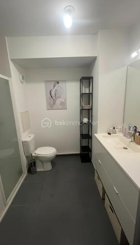 Superbe appartement 2 pièces – Résidence de standing de 2019 – Noisy-le-Grand

Découvrez ce magnifique appartement 2 pièces situé au sein d'une résidence moderne, sécurisée et parfaitement entretenue, construite en 2019, sur la commune recherchée de Noisy-le-Grand.

Dès l'entrée, vous serez séduit par un espace de vie lumineux et fonctionnel offrant un confort de vie optimal. L'appartement bénéficie de prestations récentes, d'une excellente isolation et d'un agencement idéal, parfait pour une résidence principale comme pour un investissement locatif.

Les atouts du bien :
Résidence récente (2019), sécurisée et aux normes actuelles
Agencement optimisé sans perte d'espace
Faibles consommations énergétiques
Idéal premier achat ou investissement
Un emplacement privilégié

Situé à proximité de toutes les commodités :

Commerces et supermarchés
Écoles et établissements scolaires
15 min à pied Centre-ville de Noisy-le-Grand
20 min à pied (Gare RER A Mont d'Est ou Noisy Champs) permettant de rejoindre rapidement Paris et les principaux pôles d'activité
20 min à pied des Bords de Marne
Bus, espaces verts et services accessibles à pied

Vous profiterez d'un cadre de vie agréable, alliant calme, modernité et praticité au quotidien.

Une belle opportunité à ne pas manquer !

Pour plus d'informations ou organiser une visite, n'hésitez pas à me contacter.