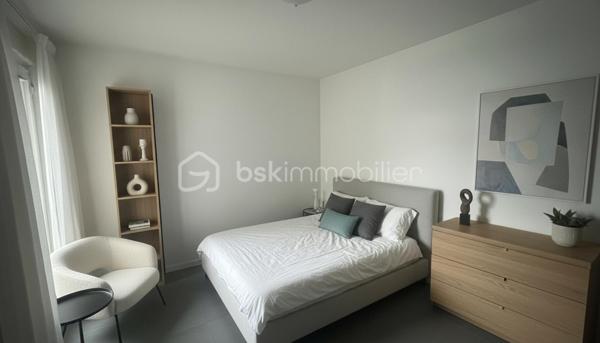 Superbe appartement 2 pièces – Résidence de standing de 2019 – Noisy-le-Grand

Découvrez ce magnifique appartement 2 pièces situé au sein d'une résidence moderne, sécurisée et parfaitement entretenue, construite en 2019, sur la commune recherchée de Noisy-le-Grand.

Dès l'entrée, vous serez séduit par un espace de vie lumineux et fonctionnel offrant un confort de vie optimal. L'appartement bénéficie de prestations récentes, d'une excellente isolation et d'un agencement idéal, parfait pour une résidence principale comme pour un investissement locatif.

Les atouts du bien :
Résidence récente (2019), sécurisée et aux normes actuelles
Agencement optimisé sans perte d'espace
Faibles consommations énergétiques
Idéal premier achat ou investissement
Un emplacement privilégié

Situé à proximité de toutes les commodités :

Commerces et supermarchés
Écoles et établissements scolaires
15 min à pied Centre-ville de Noisy-le-Grand
20 min à pied (Gare RER A Mont d'Est ou Noisy Champs) permettant de rejoindre rapidement Paris et les principaux pôles d'activité
20 min à pied des Bords de Marne
Bus, espaces verts et services accessibles à pied

Vous profiterez d'un cadre de vie agréable, alliant calme, modernité et praticité au quotidien.

Une belle opportunité à ne pas manquer !

Pour plus d'informations ou organiser une visite, n'hésitez pas à me contacter.