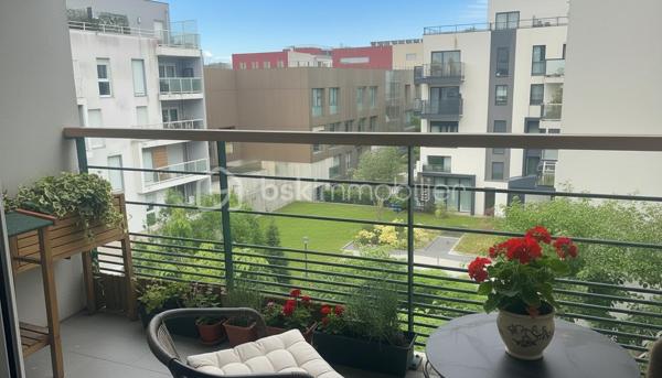 Superbe appartement 2 pièces – Résidence de standing de 2019 – Noisy-le-Grand

Découvrez ce magnifique appartement 2 pièces situé au sein d'une résidence moderne, sécurisée et parfaitement entretenue, construite en 2019, sur la commune recherchée de Noisy-le-Grand.

Dès l'entrée, vous serez séduit par un espace de vie lumineux et fonctionnel offrant un confort de vie optimal. L'appartement bénéficie de prestations récentes, d'une excellente isolation et d'un agencement idéal, parfait pour une résidence principale comme pour un investissement locatif.

Les atouts du bien :
Résidence récente (2019), sécurisée et aux normes actuelles
Agencement optimisé sans perte d'espace
Faibles consommations énergétiques
Idéal premier achat ou investissement
Un emplacement privilégié

Situé à proximité de toutes les commodités :

Commerces et supermarchés
Écoles et établissements scolaires
15 min à pied Centre-ville de Noisy-le-Grand
20 min à pied (Gare RER A Mont d'Est ou Noisy Champs) permettant de rejoindre rapidement Paris et les principaux pôles d'activité
20 min à pied des Bords de Marne
Bus, espaces verts et services accessibles à pied

Vous profiterez d'un cadre de vie agréable, alliant calme, modernité et praticité au quotidien.

Une belle opportunité à ne pas manquer !

Pour plus d'informations ou organiser une visite, n'hésitez pas à me contacter.
