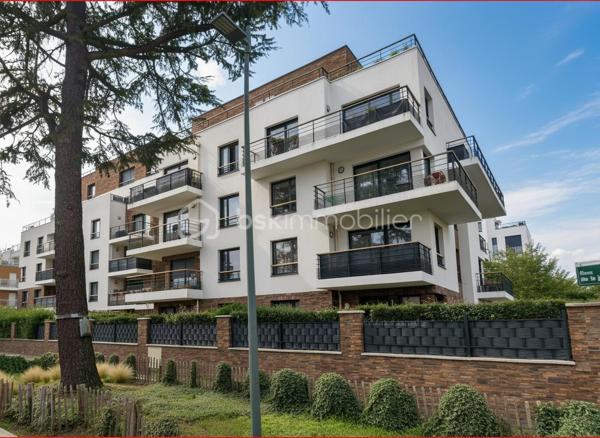 Superbe appartement 2 pièces – Résidence de standing de 2019 – Noisy-le-Grand

Découvrez ce magnifique appartement 2 pièces situé au sein d'une résidence moderne, sécurisée et parfaitement entretenue, construite en 2019, sur la commune recherchée de Noisy-le-Grand.

Dès l'entrée, vous serez séduit par un espace de vie lumineux et fonctionnel offrant un confort de vie optimal. L'appartement bénéficie de prestations récentes, d'une excellente isolation et d'un agencement idéal, parfait pour une résidence principale comme pour un investissement locatif.

Les atouts du bien :
Résidence récente (2019), sécurisée et aux normes actuelles
Agencement optimisé sans perte d'espace
Faibles consommations énergétiques
Idéal premier achat ou investissement
Un emplacement privilégié

Situé à proximité de toutes les commodités :

Commerces et supermarchés
Écoles et établissements scolaires
15 min à pied Centre-ville de Noisy-le-Grand
20 min à pied (Gare RER A Mont d'Est ou Noisy Champs) permettant de rejoindre rapidement Paris et les principaux pôles d'activité
20 min à pied des Bords de Marne
Bus, espaces verts et services accessibles à pied

Vous profiterez d'un cadre de vie agréable, alliant calme, modernité et praticité au quotidien.

Une belle opportunité à ne pas manquer !

Pour plus d'informations ou organiser une visite, n'hésitez pas à me contacter.
