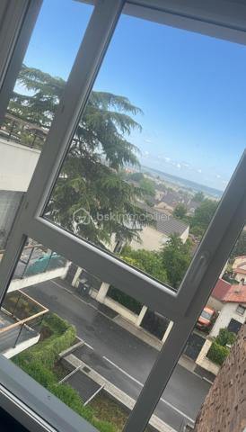 Superbe appartement 2 pièces – Résidence de standing de 2019 – Noisy-le-Grand

Découvrez ce magnifique appartement 2 pièces situé au sein d'une résidence moderne, sécurisée et parfaitement entretenue, construite en 2019, sur la commune recherchée de Noisy-le-Grand.

Dès l'entrée, vous serez séduit par un espace de vie lumineux et fonctionnel offrant un confort de vie optimal. L'appartement bénéficie de prestations récentes, d'une excellente isolation et d'un agencement idéal, parfait pour une résidence principale comme pour un investissement locatif.

Les atouts du bien :
Résidence récente (2019), sécurisée et aux normes actuelles
Agencement optimisé sans perte d'espace
Faibles consommations énergétiques
Idéal premier achat ou investissement
Un emplacement privilégié

Situé à proximité de toutes les commodités :

Commerces et supermarchés
Écoles et établissements scolaires
15 min à pied Centre-ville de Noisy-le-Grand
20 min à pied (Gare RER A Mont d'Est ou Noisy Champs) permettant de rejoindre rapidement Paris et les principaux pôles d'activité
20 min à pied des Bords de Marne
Bus, espaces verts et services accessibles à pied

Vous profiterez d'un cadre de vie agréable, alliant calme, modernité et praticité au quotidien.

Une belle opportunité à ne pas manquer !

Pour plus d'informations ou organiser une visite, n'hésitez pas à me contacter.