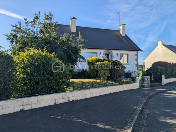 Située en plein cœur de La Guerche-de-Bretagne, à proximité immédiate des commerces, écoles et services, cette maison familiale de 1972 vous séduira par ses beaux volumes et son potentiel.

Dès l'entrée, un couloir dessert l'ensemble des pièces du rez-de-chaussée. Vous découvrirez une vaste pièce de vie de plus de 37 m² comprenant un salon et une salle à manger lumineuse. Cette dernière s'ouvre sur un agréable balcon, idéal pour profiter des beaux jours. La cuisine aménagée complète cet espace convivial. Deux chambres, une salle d'eau et un WC indépendant permettent une vie de plain-pied particulièrement confortable.

À l'étage, un grand palier distribue deux chambres supplémentaires, dont une de plus de 15 m², ainsi qu'une salle d'eau avec WC. Un grenier offre un espace de rangement complémentaire.

Le sous-sol complet constitue un véritable atout avec son garage, son arrière-cuisine, sa cave et sa chaufferie, offrant de nombreuses possibilités de stockage et d'organisation.

À l'extérieur, le terrain de 513 m² accueille un cabanon de jardin et offre un espace agréable à aménager selon vos envies.

Construite sur une base solide, cette maison séduit par sa configuration fonctionnelle, ses volumes généreux et sa situation privilégiée en centre-ville. Quelques travaux de modernisation permettront de la mettre à votre goût et de révéler tout son potentiel.

Une belle opportunité pour des personnes à la recherche d'espace et de confort, à deux pas de toutes les commodités.