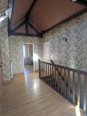 Située en plein cœur de La Guerche-de-Bretagne, à proximité immédiate des commerces, écoles et services, cette maison familiale de 1972 vous séduira par ses beaux volumes et son potentiel.

Dès l'entrée, un couloir dessert l'ensemble des pièces du rez-de-chaussée. Vous découvrirez une vaste pièce de vie de plus de 37 m² comprenant un salon et une salle à manger lumineuse. Cette dernière s'ouvre sur un agréable balcon, idéal pour profiter des beaux jours. La cuisine aménagée complète cet espace convivial. Deux chambres, une salle d'eau et un WC indépendant permettent une vie de plain-pied particulièrement confortable.

À l'étage, un grand palier distribue deux chambres supplémentaires, dont une de plus de 15 m², ainsi qu'une salle d'eau avec WC. Un grenier offre un espace de rangement complémentaire.

Le sous-sol complet constitue un véritable atout avec son garage, son arrière-cuisine, sa cave et sa chaufferie, offrant de nombreuses possibilités de stockage et d'organisation.

À l'extérieur, le terrain de 513 m² accueille un cabanon de jardin et offre un espace agréable à aménager selon vos envies.

Construite sur une base solide, cette maison séduit par sa configuration fonctionnelle, ses volumes généreux et sa situation privilégiée en centre-ville. Quelques travaux de modernisation permettront de la mettre à votre goût et de révéler tout son potentiel.

Une belle opportunité pour des personnes à la recherche d'espace et de confort, à deux pas de toutes les commodités.