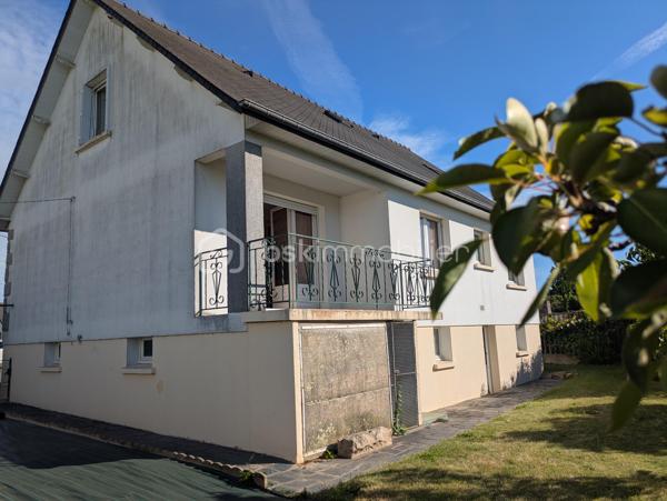 Située en plein cœur de La Guerche-de-Bretagne, à proximité immédiate des commerces, écoles et services, cette maison familiale de 1972 vous séduira par ses beaux volumes et son potentiel.

Dès l'entrée, un couloir dessert l'ensemble des pièces du rez-de-chaussée. Vous découvrirez une vaste pièce de vie de plus de 37 m² comprenant un salon et une salle à manger lumineuse. Cette dernière s'ouvre sur un agréable balcon, idéal pour profiter des beaux jours. La cuisine aménagée complète cet espace convivial. Deux chambres, une salle d'eau et un WC indépendant permettent une vie de plain-pied particulièrement confortable.

À l'étage, un grand palier distribue deux chambres supplémentaires, dont une de plus de 15 m², ainsi qu'une salle d'eau avec WC. Un grenier offre un espace de rangement complémentaire.

Le sous-sol complet constitue un véritable atout avec son garage, son arrière-cuisine, sa cave et sa chaufferie, offrant de nombreuses possibilités de stockage et d'organisation.

À l'extérieur, le terrain de 513 m² accueille un cabanon de jardin et offre un espace agréable à aménager selon vos envies.

Construite sur une base solide, cette maison séduit par sa configuration fonctionnelle, ses volumes généreux et sa situation privilégiée en centre-ville. Quelques travaux de modernisation permettront de la mettre à votre goût et de révéler tout son potentiel.

Une belle opportunité pour des personnes à la recherche d'espace et de confort, à deux pas de toutes les commodités.