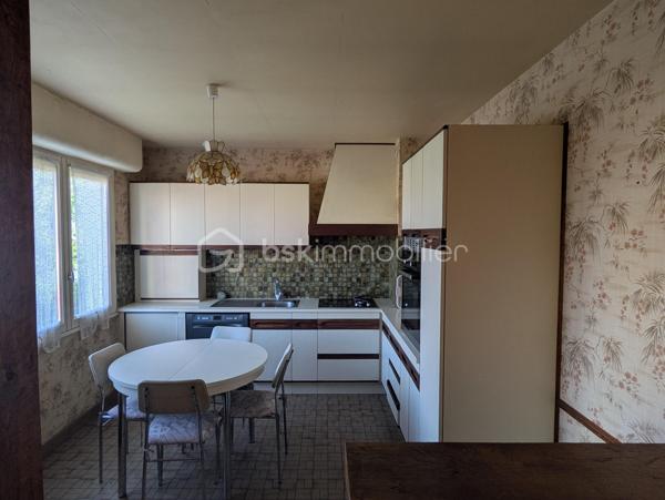 Située en plein cœur de La Guerche-de-Bretagne, à proximité immédiate des commerces, écoles et services, cette maison familiale de 1972 vous séduira par ses beaux volumes et son potentiel.

Dès l'entrée, un couloir dessert l'ensemble des pièces du rez-de-chaussée. Vous découvrirez une vaste pièce de vie de plus de 37 m² comprenant un salon et une salle à manger lumineuse. Cette dernière s'ouvre sur un agréable balcon, idéal pour profiter des beaux jours. La cuisine aménagée complète cet espace convivial. Deux chambres, une salle d'eau et un WC indépendant permettent une vie de plain-pied particulièrement confortable.

À l'étage, un grand palier distribue deux chambres supplémentaires, dont une de plus de 15 m², ainsi qu'une salle d'eau avec WC. Un grenier offre un espace de rangement complémentaire.

Le sous-sol complet constitue un véritable atout avec son garage, son arrière-cuisine, sa cave et sa chaufferie, offrant de nombreuses possibilités de stockage et d'organisation.

À l'extérieur, le terrain de 513 m² accueille un cabanon de jardin et offre un espace agréable à aménager selon vos envies.

Construite sur une base solide, cette maison séduit par sa configuration fonctionnelle, ses volumes généreux et sa situation privilégiée en centre-ville. Quelques travaux de modernisation permettront de la mettre à votre goût et de révéler tout son potentiel.

Une belle opportunité pour des personnes à la recherche d'espace et de confort, à deux pas de toutes les commodités.