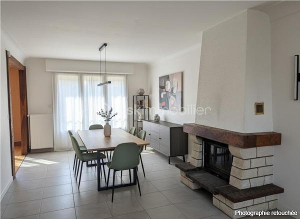 Située en plein cœur de La Guerche-de-Bretagne, à proximité immédiate des commerces, écoles et services, cette maison familiale de 1972 vous séduira par ses beaux volumes et son potentiel.

Dès l'entrée, un couloir dessert l'ensemble des pièces du rez-de-chaussée. Vous découvrirez une vaste pièce de vie de plus de 37 m² comprenant un salon et une salle à manger lumineuse. Cette dernière s'ouvre sur un agréable balcon, idéal pour profiter des beaux jours. La cuisine aménagée complète cet espace convivial. Deux chambres, une salle d'eau et un WC indépendant permettent une vie de plain-pied particulièrement confortable.

À l'étage, un grand palier distribue deux chambres supplémentaires, dont une de plus de 15 m², ainsi qu'une salle d'eau avec WC. Un grenier offre un espace de rangement complémentaire.

Le sous-sol complet constitue un véritable atout avec son garage, son arrière-cuisine, sa cave et sa chaufferie, offrant de nombreuses possibilités de stockage et d'organisation.

À l'extérieur, le terrain de 513 m² accueille un cabanon de jardin et offre un espace agréable à aménager selon vos envies.

Construite sur une base solide, cette maison séduit par sa configuration fonctionnelle, ses volumes généreux et sa situation privilégiée en centre-ville. Quelques travaux de modernisation permettront de la mettre à votre goût et de révéler tout son potentiel.

Une belle opportunité pour des personnes à la recherche d'espace et de confort, à deux pas de toutes les commodités.