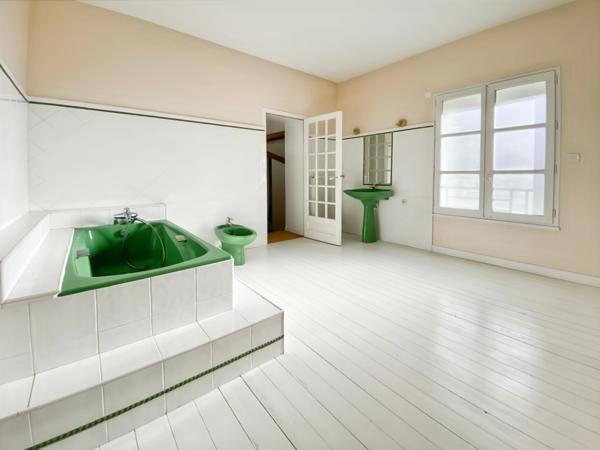 Dpt Vienne (86), à vendre CHATELLERAULT 86100 maison P7 de 204 m² - Terrain de 240,00 m²