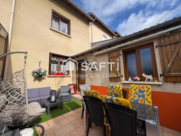 Jolie maison de cité bien entretenue avec trois chambres, grenier aménageable, garage et extérieur