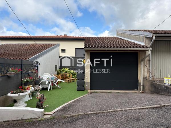 Jolie maison de cité bien entretenue avec trois chambres, grenier aménageable, garage et extérieur