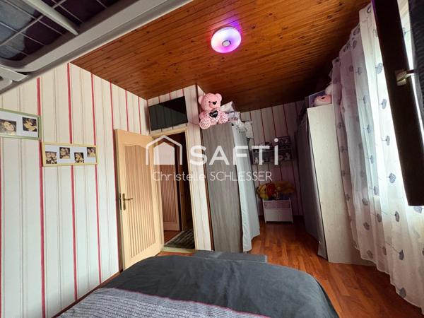 Jolie maison de cité bien entretenue avec trois chambres, grenier aménageable, garage et extérieur