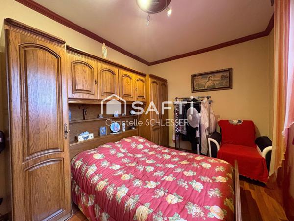 Jolie maison de cité bien entretenue avec trois chambres, grenier aménageable, garage et extérieur